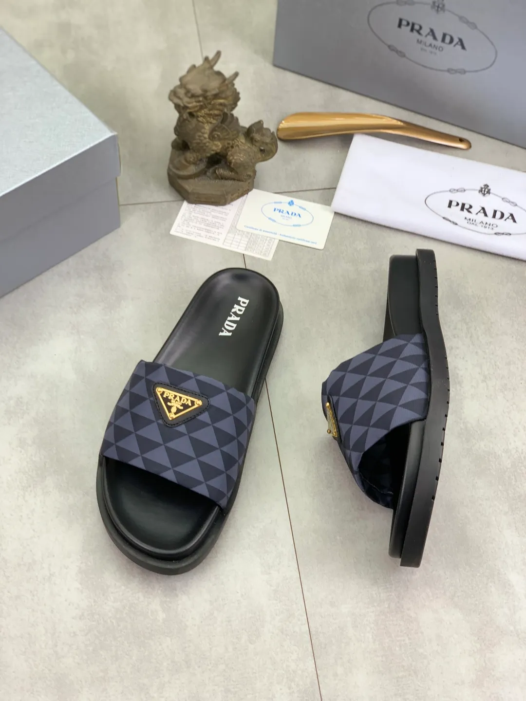 Men's shoes 💰P320💰【New style】🎁🎁🎁 PRADA Prada's new casual slippers, original official website, perfect workmanship, conveying a kind of noble luxury, sublimating its definition of luxury in Prada's high-end extraordinary craftsmanship. Original combination outsole, code number: 38-44 (45 customized) Multiple colors 🉑️ to choose from